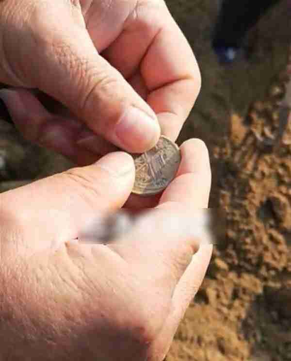 山东菏泽一村庄发现古钱币，吸引大批“寻宝者”！当地：私挖文物违法，已派民警值守