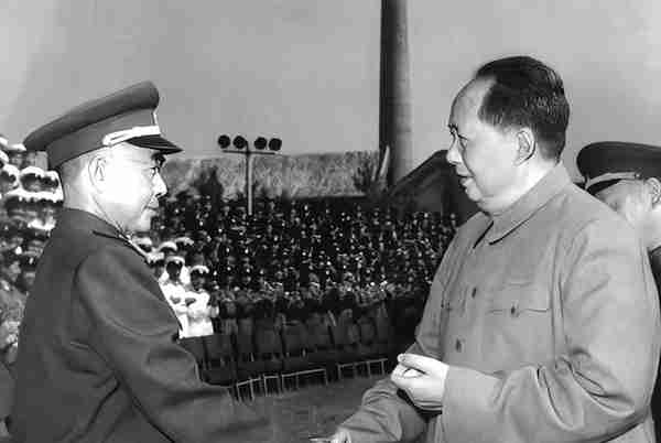 1949年，毛主席请原国民党将领吃饭，称：我看林彪打仗不如你