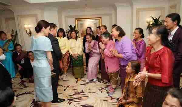 泰国国王携王后一同接见在英民众
