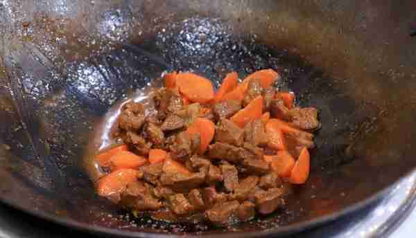 大厨教你做红焖羊肉，这做法羊肉细嫩，不腥不膻，吃过的都说好