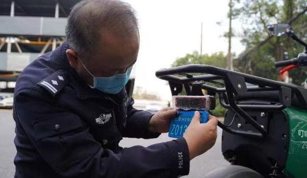 上海启动发放快递外卖电动自行车专用号牌，个人需预约办理，执法后将处罚款