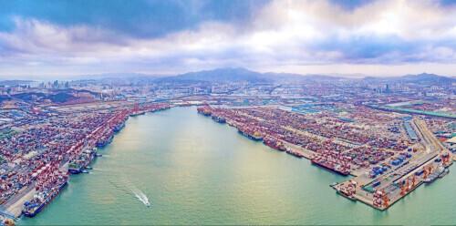 青岛港：从亚洲首个自动化码头到世界纪录的刷新者