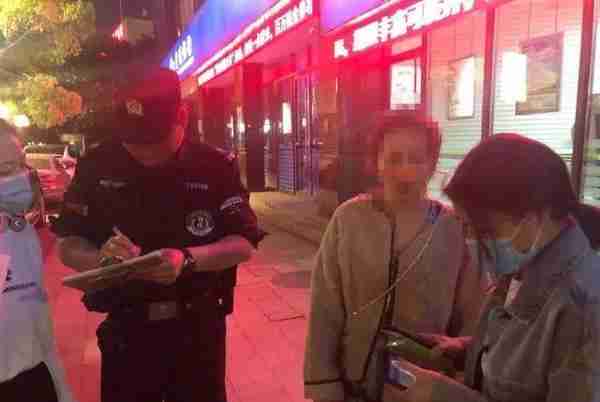 杭州姑娘接到骗子电话要打钱，民警拿过手机直接喊话，这句话太霸气了