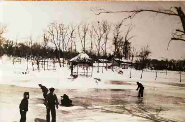 精彩青岛 上世纪三十年代，青岛小西湖溜冰场