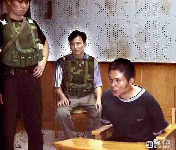1999年悍匪张君抢劫武广，正遇晚报记者经过，冒死拍下照片