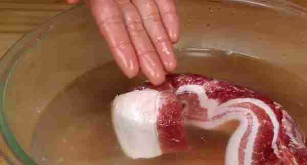 大厨支招：冻肉别用清水泡，10分钟就能解冻，特鲜嫩，建议收藏