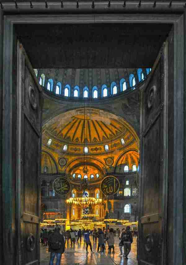 沧桑逾千年，集东正教与伊斯兰教一身，圣索菲亚大教堂的前世今生