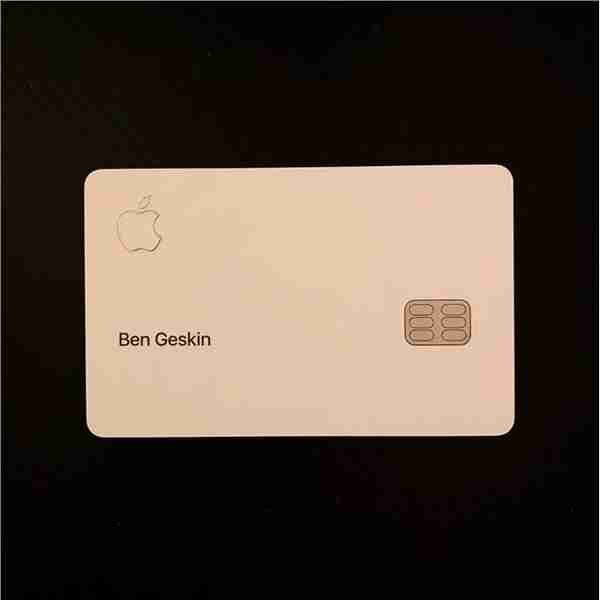苹果 Apple Card 实体信用卡首曝光：钛合金材质打造