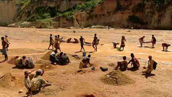 马达加斯加的底层矿工：顶着烈日挖蓝宝石，日薪仅10元