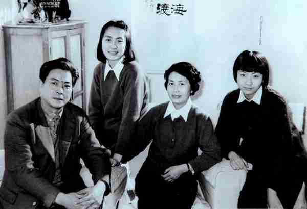 89年，张玉凤一家四口合影，丈夫妥妥是一个大帅哥，两女儿也漂亮