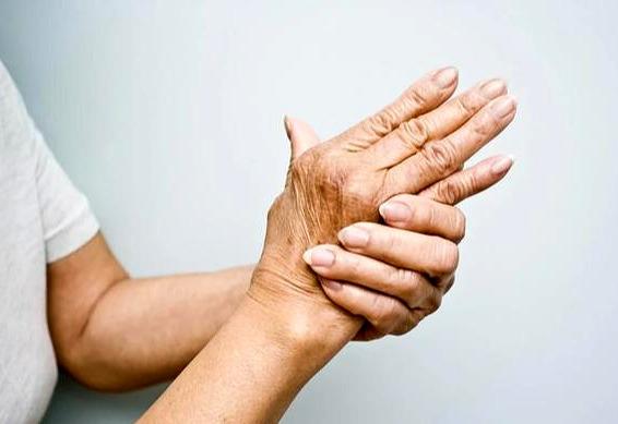 手指僵硬、疼痛，多由这五种疾病导致！如何诊断治疗？医生告诉您