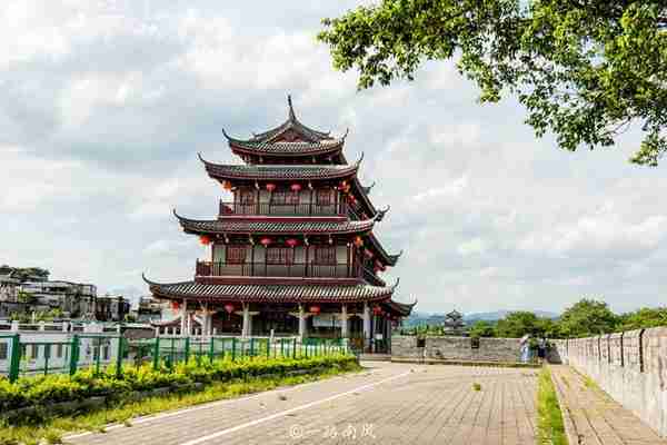 潮州古城最大的城门，对面是中国四大古桥之一，传说由韩湘子建造