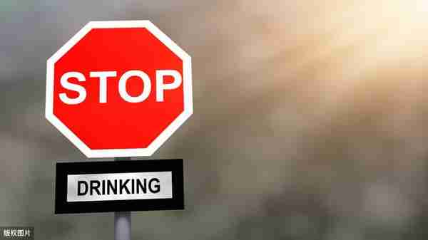 常喝酒的人注意，出现这4个症状说明肝不好！千万别再喝了