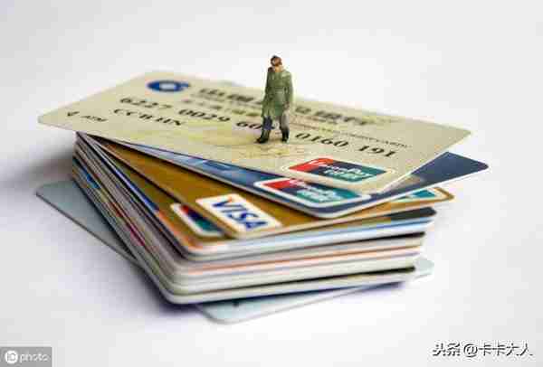 交通银行信用卡逾期欠款1万元，每月都还一点，银行还会起诉吗？