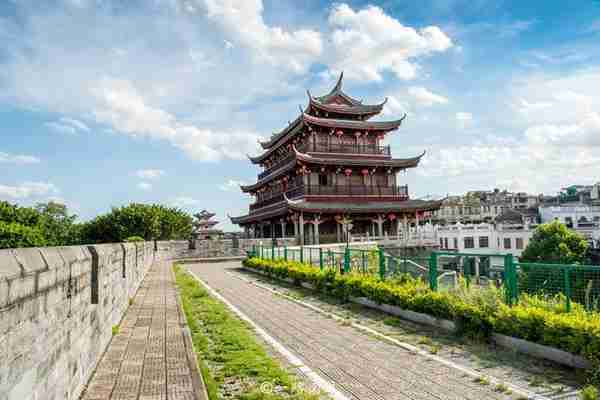 潮州古城最大的城门，对面是中国四大古桥之一，传说由韩湘子建造