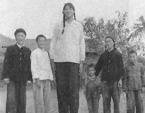 中国第一“女巨人”，一顿吃2斤米饭，穿60码的鞋，遗体封存完整