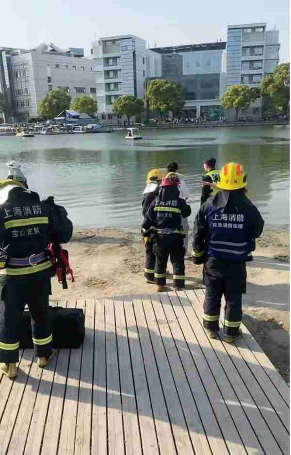 上海美兰湖发生悲剧，一名20多岁小伙逞强跳入湖中游泳，不幸溺亡