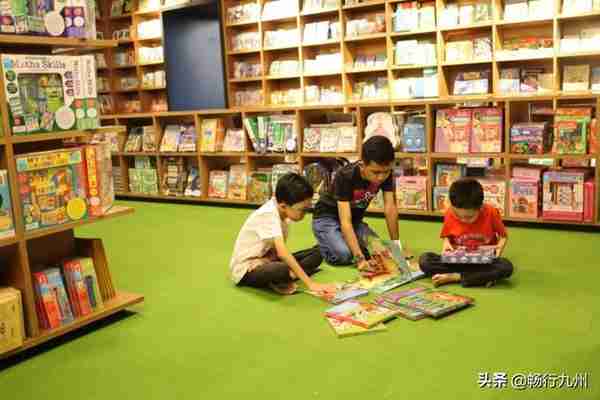 马来西亚最大书店BookXcess：看书看累了还能喝咖啡吃甜点