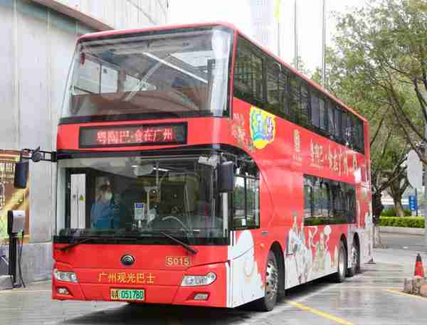 边观光边叹“一盅两件”！广州首辆双层“移动餐厅”巴士发车