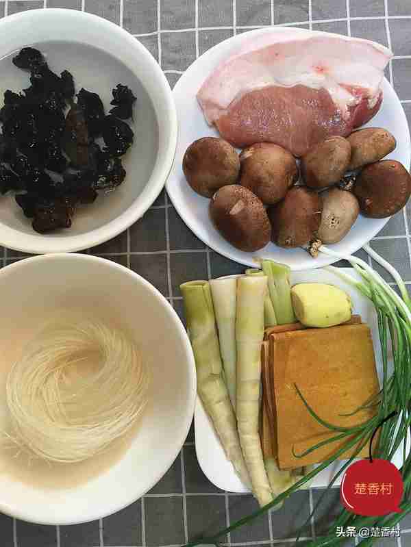 用芋头和红薯粉做芋头圆子，馅大皮薄，快学起来过年做给家人吃吧