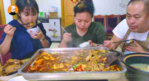 老刘今天做烤鱼，6斤鲶鱼30块，又香又辣，一家人一会就吃饭光