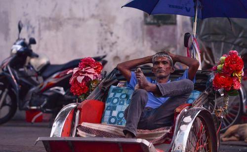马来西亚槟城，有一道别样风景叫“人力车夫”，都是清一色的老人