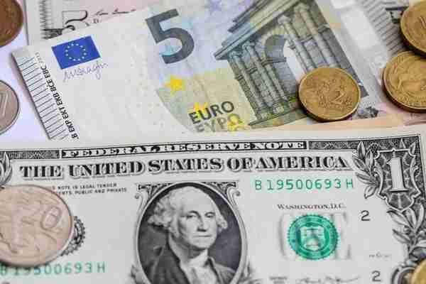 1欧元=1美元！20年来首次！美元还能强势多久？人民币怎么变？