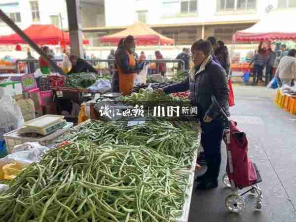 青菜2元，豌豆苗6元……杭州这个菜场里尽是“春天”，本地“野生”小菜眨眼卖光光