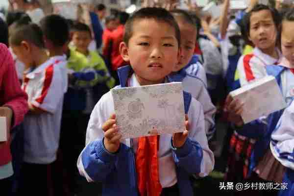 北京上学路上公益促进中心携手工行信阳分行，为孩子送上故事盒子