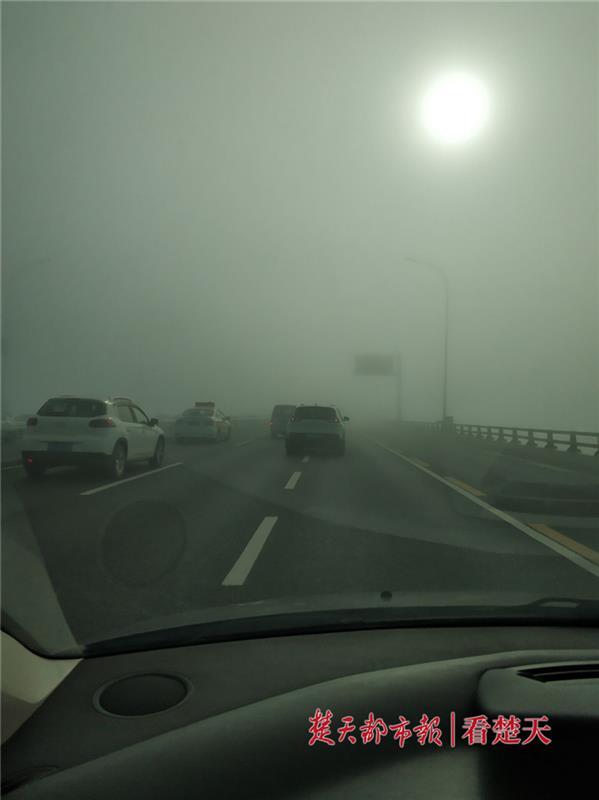 大雾锁江城，二七大桥上如云中开车
