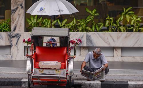 马来西亚槟城，有一道别样风景叫“人力车夫”，都是清一色的老人