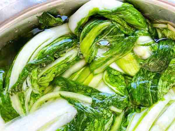 腌酸菜最正宗的方法，不加一滴水，又酸又脆，保存久，不烂不发霉