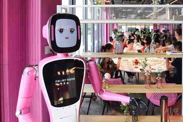 走进全球首个机器人餐厅综合体！46“人”＋7人，撑起一个日营收近10万元的餐厅｜行走三极 成渝问道（71）